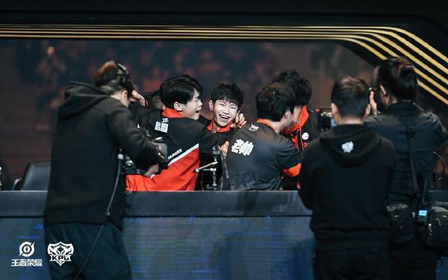 德玛西亚杯四分之一决赛对阵： EDward Gaming vs Weibo Gaming , Anyone's Legend vs Bilibili Gaming , ThunderTalk Gaming vs LNG Esports , Invictus Gaming vs Top Esports